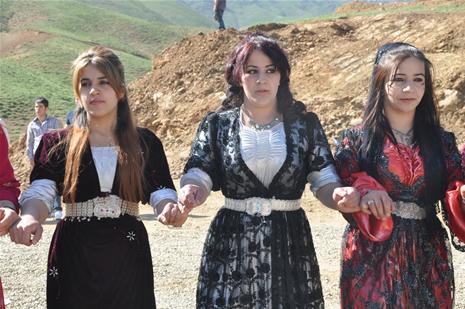 Hakkari'nin Yüksekova ilçesinde 26-27 Mayıs 2012 Dünya evine Giren Çiftlerimizi Sizler için Sayfamıza taşıdık. Yüksekova Güncel Ailesi olarak Tüm Çiftlerimize mutluluklar Dileriz. Foto: Yaşar KAPLAN- Rojhat YİĞİT
