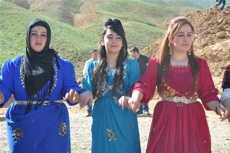 Hakkari'nin Yüksekova ilçesinde 26-27 Mayıs 2012 Dünya evine Giren Çiftlerimizi Sizler için Sayfamıza taşıdık. Yüksekova Güncel Ailesi olarak Tüm Çiftlerimize mutluluklar Dileriz. Foto: Yaşar KAPLAN- Rojhat YİĞİT