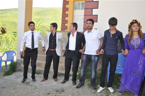 Hakkari'nin Yüksekova ilçesinde 26-27 Mayıs 2012 Dünya evine Giren Çiftlerimizi Sizler için Sayfamıza taşıdık. Yüksekova Güncel Ailesi olarak Tüm Çiftlerimize mutluluklar Dileriz. Foto: Yaşar KAPLAN- Rojhat YİĞİT