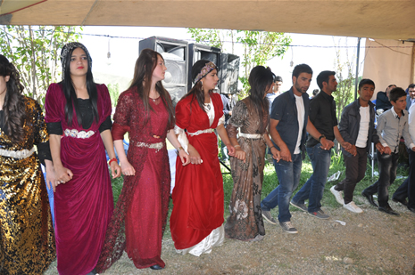 Hakkari'nin Yüksekova ilçesinde 26-27 Mayıs 2012 Dünya evine Giren Çiftlerimizi Sizler için Sayfamıza taşıdık. Yüksekova Güncel Ailesi olarak Tüm Çiftlerimize mutluluklar Dileriz. Foto: Yaşar KAPLAN- Rojhat YİĞİT