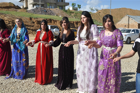 Hakkari'nin Yüksekova ilçesinde 26-27 Mayıs 2012 Dünya evine Giren Çiftlerimizi Sizler için Sayfamıza taşıdık. Yüksekova Güncel Ailesi olarak Tüm Çiftlerimize mutluluklar Dileriz. Foto: Yaşar KAPLAN- Rojhat YİĞİT