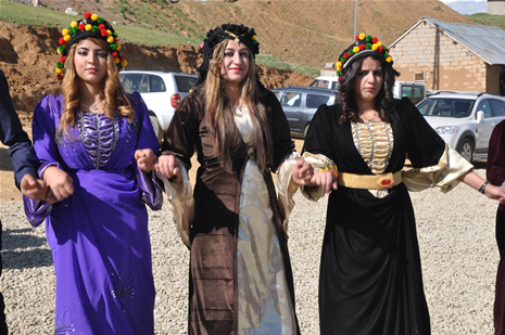 Hakkari'nin Yüksekova ilçesinde 26-27 Mayıs 2012 Dünya evine Giren Çiftlerimizi Sizler için Sayfamıza taşıdık. Yüksekova Güncel Ailesi olarak Tüm Çiftlerimize mutluluklar Dileriz. Foto: Yaşar KAPLAN- Rojhat YİĞİT