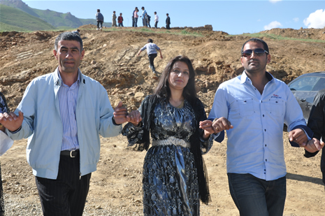 Hakkari'nin Yüksekova ilçesinde 26-27 Mayıs 2012 Dünya evine Giren Çiftlerimizi Sizler için Sayfamıza taşıdık. Yüksekova Güncel Ailesi olarak Tüm Çiftlerimize mutluluklar Dileriz. Foto: Yaşar KAPLAN- Rojhat YİĞİT