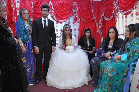 Hakkari'nin Yüksekova ilçesinde 26-27 Mayıs 2012 Dünya evine Giren Çiftlerimizi Sizler için Sayfamıza taşıdık. Yüksekova Güncel Ailesi olarak Tüm Çiftlerimize mutluluklar Dileriz. Foto: Yaşar KAPLAN- Rojhat YİĞİT