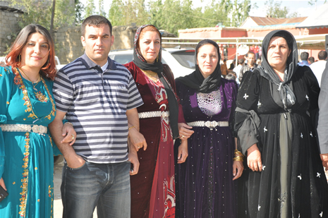 Hakkari'nin Yüksekova ilçesinde 26-27 Mayıs 2012 Dünya evine Giren Çiftlerimizi Sizler için Sayfamıza taşıdık. Yüksekova Güncel Ailesi olarak Tüm Çiftlerimize mutluluklar Dileriz. Foto: Yaşar KAPLAN- Rojhat YİĞİT