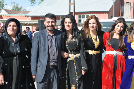 Hakkari'nin Yüksekova ilçesinde 26-27 Mayıs 2012 Dünya evine Giren Çiftlerimizi Sizler için Sayfamıza taşıdık. Yüksekova Güncel Ailesi olarak Tüm Çiftlerimize mutluluklar Dileriz. Foto: Yaşar KAPLAN- Rojhat YİĞİT