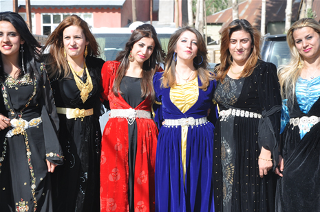 Hakkari'nin Yüksekova ilçesinde 26-27 Mayıs 2012 Dünya evine Giren Çiftlerimizi Sizler için Sayfamıza taşıdık. Yüksekova Güncel Ailesi olarak Tüm Çiftlerimize mutluluklar Dileriz. Foto: Yaşar KAPLAN- Rojhat YİĞİT