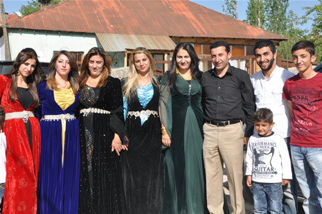 Hakkari'nin Yüksekova ilçesinde 26-27 Mayıs 2012 Dünya evine Giren Çiftlerimizi Sizler için Sayfamıza taşıdık. Yüksekova Güncel Ailesi olarak Tüm Çiftlerimize mutluluklar Dileriz. Foto: Yaşar KAPLAN- Rojhat YİĞİT