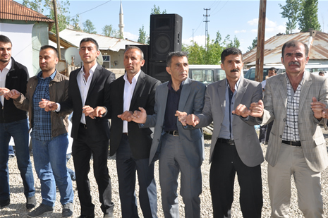 Hakkari'nin Yüksekova ilçesinde 26-27 Mayıs 2012 Dünya evine Giren Çiftlerimizi Sizler için Sayfamıza taşıdık. Yüksekova Güncel Ailesi olarak Tüm Çiftlerimize mutluluklar Dileriz. Foto: Yaşar KAPLAN- Rojhat YİĞİT