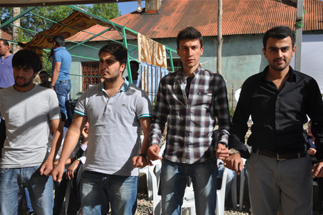 Hakkari'nin Yüksekova ilçesinde 26-27 Mayıs 2012 Dünya evine Giren Çiftlerimizi Sizler için Sayfamıza taşıdık. Yüksekova Güncel Ailesi olarak Tüm Çiftlerimize mutluluklar Dileriz. Foto: Yaşar KAPLAN- Rojhat YİĞİT