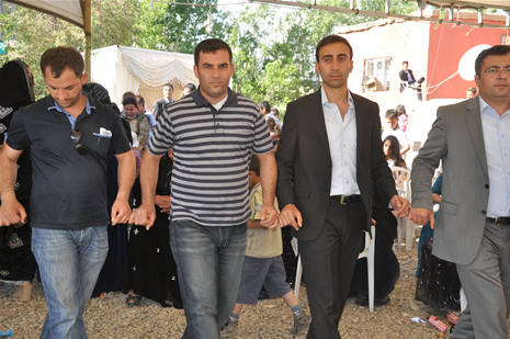 Hakkari'nin Yüksekova ilçesinde 26-27 Mayıs 2012 Dünya evine Giren Çiftlerimizi Sizler için Sayfamıza taşıdık. Yüksekova Güncel Ailesi olarak Tüm Çiftlerimize mutluluklar Dileriz. Foto: Yaşar KAPLAN- Rojhat YİĞİT