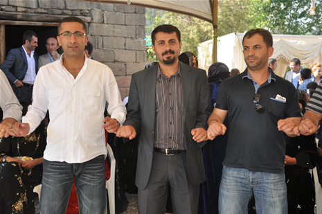 Hakkari'nin Yüksekova ilçesinde 26-27 Mayıs 2012 Dünya evine Giren Çiftlerimizi Sizler için Sayfamıza taşıdık. Yüksekova Güncel Ailesi olarak Tüm Çiftlerimize mutluluklar Dileriz. Foto: Yaşar KAPLAN- Rojhat YİĞİT