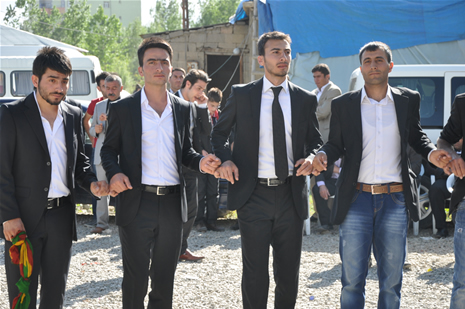 Hakkari'nin Yüksekova ilçesinde 26-27 Mayıs 2012 Dünya evine Giren Çiftlerimizi Sizler için Sayfamıza taşıdık. Yüksekova Güncel Ailesi olarak Tüm Çiftlerimize mutluluklar Dileriz. Foto: Yaşar KAPLAN- Rojhat YİĞİT