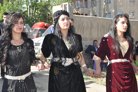 Hakkari'nin Yüksekova ilçesinde 26-27 Mayıs 2012 Dünya evine Giren Çiftlerimizi Sizler için Sayfamıza taşıdık. Yüksekova Güncel Ailesi olarak Tüm Çiftlerimize mutluluklar Dileriz. Foto: Yaşar KAPLAN- Rojhat YİĞİT