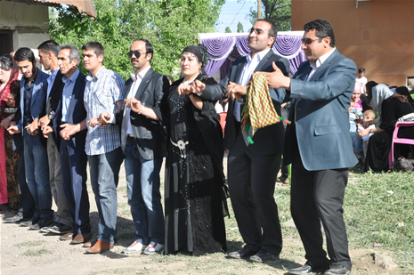 Hakkari'nin Yüksekova ilçesinde 26-27 Mayıs 2012 Dünya evine Giren Çiftlerimizi Sizler için Sayfamıza taşıdık. Yüksekova Güncel Ailesi olarak Tüm Çiftlerimize mutluluklar Dileriz. Foto: Yaşar KAPLAN- Rojhat YİĞİT