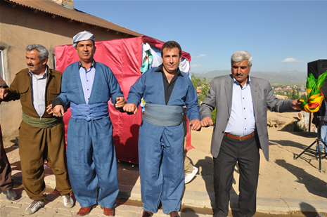Hakkari'nin Yüksekova ilçesinde 26-27 Mayıs 2012 Dünya evine Giren Çiftlerimizi Sizler için Sayfamıza taşıdık. Yüksekova Güncel Ailesi olarak Tüm Çiftlerimize mutluluklar Dileriz. Foto: Yaşar KAPLAN- Rojhat YİĞİT