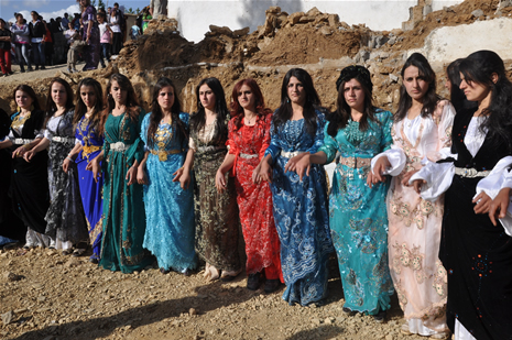 Hakkari'nin Yüksekova ilçesinde 26-27 Mayıs 2012 Dünya evine Giren Çiftlerimizi Sizler için Sayfamıza taşıdık. Yüksekova Güncel Ailesi olarak Tüm Çiftlerimize mutluluklar Dileriz. Foto: Yaşar KAPLAN- Rojhat YİĞİT