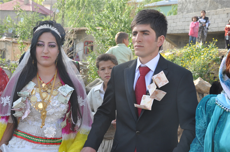 Hakkari'nin Yüksekova ilçesinde 26-27 Mayıs 2012 Dünya evine Giren Çiftlerimizi Sizler için Sayfamıza taşıdık. Yüksekova Güncel Ailesi olarak Tüm Çiftlerimize mutluluklar Dileriz. Foto: Yaşar KAPLAN- Rojhat YİĞİT