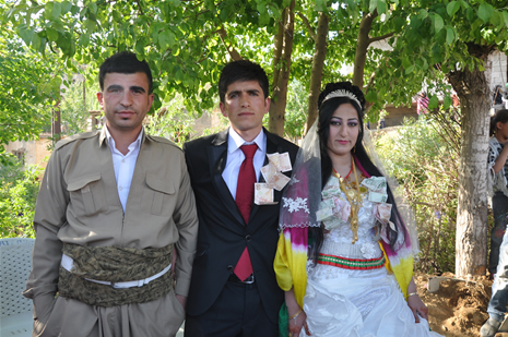 Hakkari'nin Yüksekova ilçesinde 26-27 Mayıs 2012 Dünya evine Giren Çiftlerimizi Sizler için Sayfamıza taşıdık. Yüksekova Güncel Ailesi olarak Tüm Çiftlerimize mutluluklar Dileriz. Foto: Yaşar KAPLAN- Rojhat YİĞİT