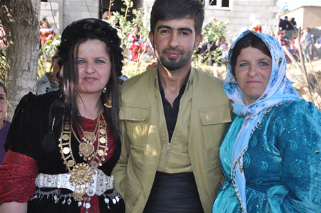 Hakkari'nin Yüksekova ilçesinde 26-27 Mayıs 2012 Dünya evine Giren Çiftlerimizi Sizler için Sayfamıza taşıdık. Yüksekova Güncel Ailesi olarak Tüm Çiftlerimize mutluluklar Dileriz. Foto: Yaşar KAPLAN- Rojhat YİĞİT