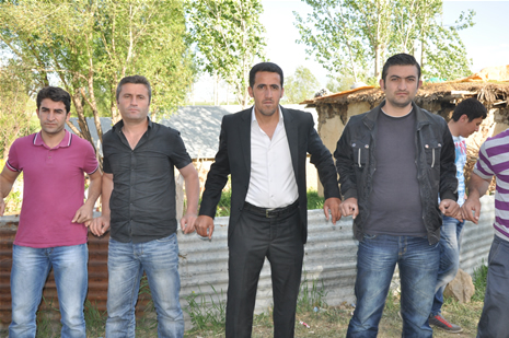 Hakkari'nin Yüksekova ilçesinde 26-27 Mayıs 2012 Dünya evine Giren Çiftlerimizi Sizler için Sayfamıza taşıdık. Yüksekova Güncel Ailesi olarak Tüm Çiftlerimize mutluluklar Dileriz. Foto: Yaşar KAPLAN- Rojhat YİĞİT