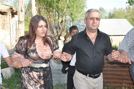 Hakkari'nin Yüksekova ilçesinde 26-27 Mayıs 2012 Dünya evine Giren Çiftlerimizi Sizler için Sayfamıza taşıdık. Yüksekova Güncel Ailesi olarak Tüm Çiftlerimize mutluluklar Dileriz. Foto: Yaşar KAPLAN- Rojhat YİĞİT