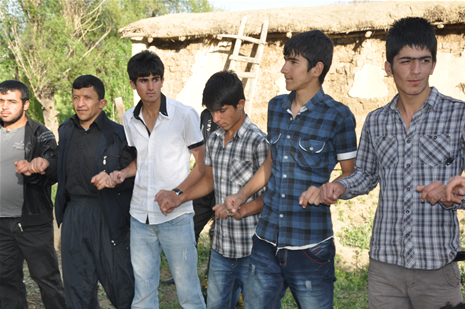 Hakkari'nin Yüksekova ilçesinde 26-27 Mayıs 2012 Dünya evine Giren Çiftlerimizi Sizler için Sayfamıza taşıdık. Yüksekova Güncel Ailesi olarak Tüm Çiftlerimize mutluluklar Dileriz. Foto: Yaşar KAPLAN- Rojhat YİĞİT