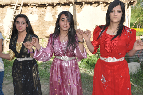 Hakkari'nin Yüksekova ilçesinde 26-27 Mayıs 2012 Dünya evine Giren Çiftlerimizi Sizler için Sayfamıza taşıdık. Yüksekova Güncel Ailesi olarak Tüm Çiftlerimize mutluluklar Dileriz. Foto: Yaşar KAPLAN- Rojhat YİĞİT