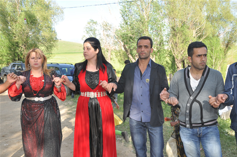 Hakkari'nin Yüksekova ilçesinde 26-27 Mayıs 2012 Dünya evine Giren Çiftlerimizi Sizler için Sayfamıza taşıdık. Yüksekova Güncel Ailesi olarak Tüm Çiftlerimize mutluluklar Dileriz. Foto: Yaşar KAPLAN- Rojhat YİĞİT