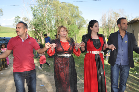 Hakkari'nin Yüksekova ilçesinde 26-27 Mayıs 2012 Dünya evine Giren Çiftlerimizi Sizler için Sayfamıza taşıdık. Yüksekova Güncel Ailesi olarak Tüm Çiftlerimize mutluluklar Dileriz. Foto: Yaşar KAPLAN- Rojhat YİĞİT