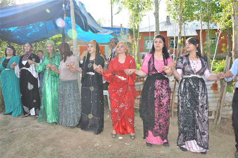 Hakkari'nin Yüksekova ilçesinde 26-27 Mayıs 2012 Dünya evine Giren Çiftlerimizi Sizler için Sayfamıza taşıdık. Yüksekova Güncel Ailesi olarak Tüm Çiftlerimize mutluluklar Dileriz. Foto: Yaşar KAPLAN- Rojhat YİĞİT