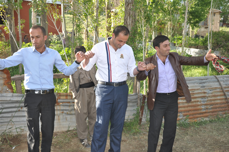 Hakkari'nin Yüksekova ilçesinde 26-27 Mayıs 2012 Dünya evine Giren Çiftlerimizi Sizler için Sayfamıza taşıdık. Yüksekova Güncel Ailesi olarak Tüm Çiftlerimize mutluluklar Dileriz. Foto: Yaşar KAPLAN- Rojhat YİĞİT