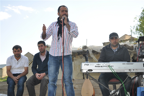 Hakkari'nin Yüksekova ilçesinde 26-27 Mayıs 2012 Dünya evine Giren Çiftlerimizi Sizler için Sayfamıza taşıdık. Yüksekova Güncel Ailesi olarak Tüm Çiftlerimize mutluluklar Dileriz. Foto: Yaşar KAPLAN- Rojhat YİĞİT