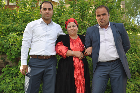 Hakkari'nin Yüksekova ilçesinde 26-27 Mayıs 2012 Dünya evine Giren Çiftlerimizi Sizler için Sayfamıza taşıdık. Yüksekova Güncel Ailesi olarak Tüm Çiftlerimize mutluluklar Dileriz. Foto: Yaşar KAPLAN- Rojhat YİĞİT