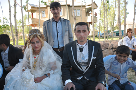 Hakkari'nin Yüksekova ilçesinde 26-27 Mayıs 2012 Dünya evine Giren Çiftlerimizi Sizler için Sayfamıza taşıdık. Yüksekova Güncel Ailesi olarak Tüm Çiftlerimize mutluluklar Dileriz. Foto: Yaşar KAPLAN- Rojhat YİĞİT
