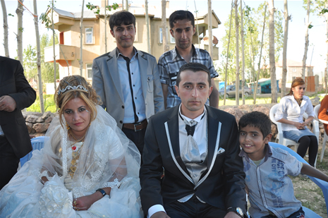 Hakkari'nin Yüksekova ilçesinde 26-27 Mayıs 2012 Dünya evine Giren Çiftlerimizi Sizler için Sayfamıza taşıdık. Yüksekova Güncel Ailesi olarak Tüm Çiftlerimize mutluluklar Dileriz. Foto: Yaşar KAPLAN- Rojhat YİĞİT