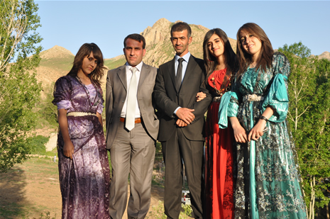 Hakkari'nin Yüksekova ilçesinde 26-27 Mayıs 2012 Dünya evine Giren Çiftlerimizi Sizler için Sayfamıza taşıdık. Yüksekova Güncel Ailesi olarak Tüm Çiftlerimize mutluluklar Dileriz. Foto: Yaşar KAPLAN- Rojhat YİĞİT