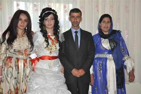 Hakkari'nin Yüksekova ilçesinde 26-27 Mayıs 2012 Dünya evine Giren Çiftlerimizi Sizler için Sayfamıza taşıdık. Yüksekova Güncel Ailesi olarak Tüm Çiftlerimize mutluluklar Dileriz. Foto: Yaşar KAPLAN- Rojhat YİĞİT