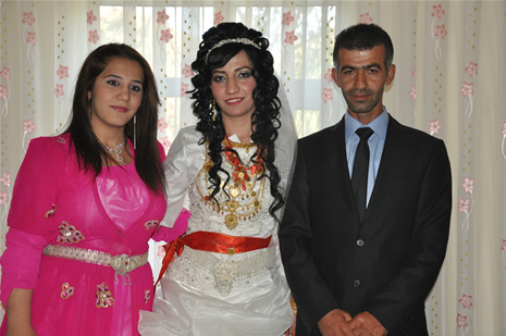 Hakkari'nin Yüksekova ilçesinde 26-27 Mayıs 2012 Dünya evine Giren Çiftlerimizi Sizler için Sayfamıza taşıdık. Yüksekova Güncel Ailesi olarak Tüm Çiftlerimize mutluluklar Dileriz. Foto: Yaşar KAPLAN- Rojhat YİĞİT