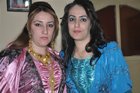 Hakkari'nin Yüksekova ilçesinde 26-27 Mayıs 2012 Dünya evine Giren Çiftlerimizi Sizler için Sayfamıza taşıdık. Yüksekova Güncel Ailesi olarak Tüm Çiftlerimize mutluluklar Dileriz. Foto: Yaşar KAPLAN- Rojhat YİĞİT