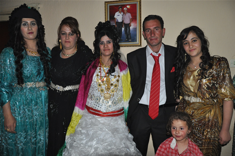 Hakkari'nin Yüksekova ilçesinde 26-27 Mayıs 2012 Dünya evine Giren Çiftlerimizi Sizler için Sayfamıza taşıdık. Yüksekova Güncel Ailesi olarak Tüm Çiftlerimize mutluluklar Dileriz. Foto: Yaşar KAPLAN- Rojhat YİĞİT