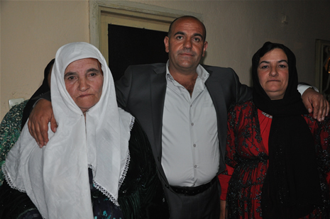 Hakkari'nin Yüksekova ilçesinde 26-27 Mayıs 2012 Dünya evine Giren Çiftlerimizi Sizler için Sayfamıza taşıdık. Yüksekova Güncel Ailesi olarak Tüm Çiftlerimize mutluluklar Dileriz. Foto: Yaşar KAPLAN- Rojhat YİĞİT