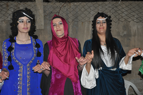 Hakkari'nin Yüksekova ilçesinde 26-27 Mayıs 2012 Dünya evine Giren Çiftlerimizi Sizler için Sayfamıza taşıdık. Yüksekova Güncel Ailesi olarak Tüm Çiftlerimize mutluluklar Dileriz. Foto: Yaşar KAPLAN- Rojhat YİĞİT