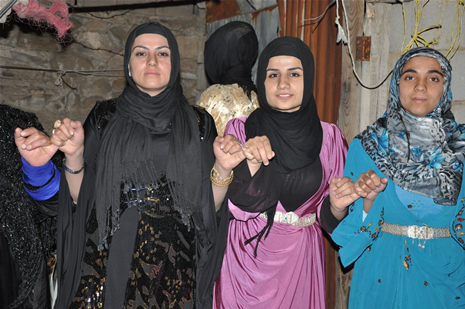 Hakkari'nin Yüksekova ilçesinde 26-27 Mayıs 2012 Dünya evine Giren Çiftlerimizi Sizler için Sayfamıza taşıdık. Yüksekova Güncel Ailesi olarak Tüm Çiftlerimize mutluluklar Dileriz. Foto: Yaşar KAPLAN- Rojhat YİĞİT