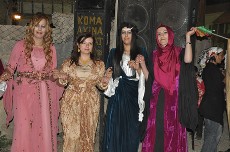 Hakkari'nin Yüksekova ilçesinde 26-27 Mayıs 2012 Dünya evine Giren Çiftlerimizi Sizler için Sayfamıza taşıdık. Yüksekova Güncel Ailesi olarak Tüm Çiftlerimize mutluluklar Dileriz. Foto: Yaşar KAPLAN- Rojhat YİĞİT