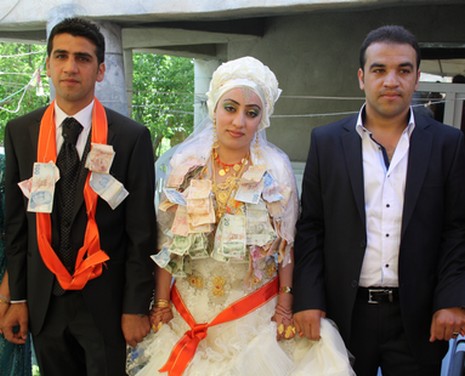 Hakkari'nin Yüksekova ilçesinde 26-27 Mayıs 2012 Dünya evine Giren Çiftlerimizi Sizler için Sayfamıza taşıdık. Yüksekova Güncel Ailesi olarak Tüm Çiftlerimize mutluluklar Dileriz. Foto: Yaşar KAPLAN- Rojhat YİĞİT