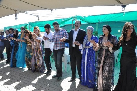 Hakkari'nin Yüksekova ilçesinde 26-27 Mayıs 2012 Dünya evine Giren Çiftlerimizi Sizler için Sayfamıza taşıdık. Yüksekova Güncel Ailesi olarak Tüm Çiftlerimize mutluluklar Dileriz. Foto: Yaşar KAPLAN- Rojhat YİĞİT