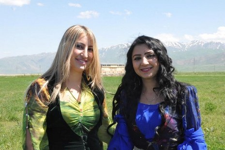 Hakkari'nin Yüksekova ilçesinde 26-27 Mayıs 2012 Dünya evine Giren Çiftlerimizi Sizler için Sayfamıza taşıdık. Yüksekova Güncel Ailesi olarak Tüm Çiftlerimize mutluluklar Dileriz. Foto: Yaşar KAPLAN- Rojhat YİĞİT