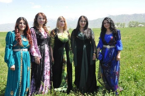 Hakkari'nin Yüksekova ilçesinde 26-27 Mayıs 2012 Dünya evine Giren Çiftlerimizi Sizler için Sayfamıza taşıdık. Yüksekova Güncel Ailesi olarak Tüm Çiftlerimize mutluluklar Dileriz. Foto: Yaşar KAPLAN- Rojhat YİĞİT