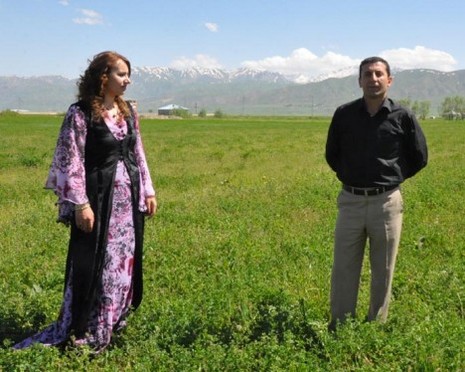 Hakkari'nin Yüksekova ilçesinde 26-27 Mayıs 2012 Dünya evine Giren Çiftlerimizi Sizler için Sayfamıza taşıdık. Yüksekova Güncel Ailesi olarak Tüm Çiftlerimize mutluluklar Dileriz. Foto: Yaşar KAPLAN- Rojhat YİĞİT